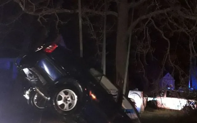 Auto skončilo na dně rybníka i s posádkou, hasiči ho dostali zpět na břeh pomocí jeřábu