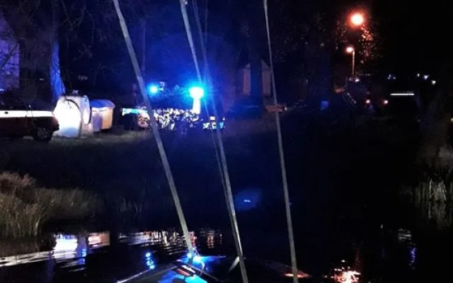 Auto skončilo na dně rybníka i s posádkou, hasiči ho dostali zpět na břeh pomocí jeřábu