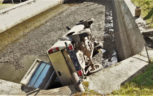 Terénní automobil skončil na dně rybích sádek