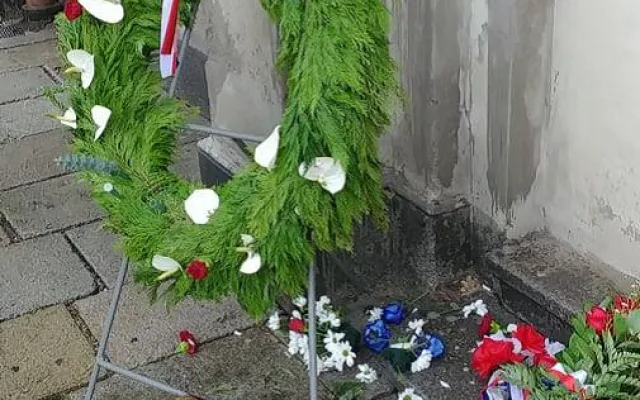 Opilec odcizil věnec z pietního místa věnovaného památce trojice plzeňských letců z RAF