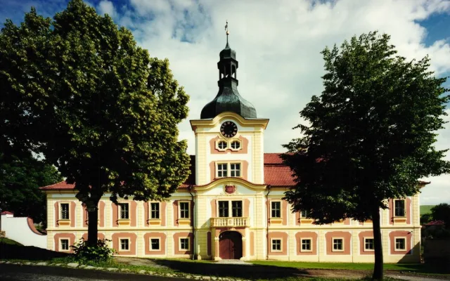Zámek Nebílovy