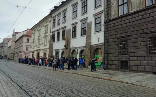 dlouhá fronta z listopadu 2019