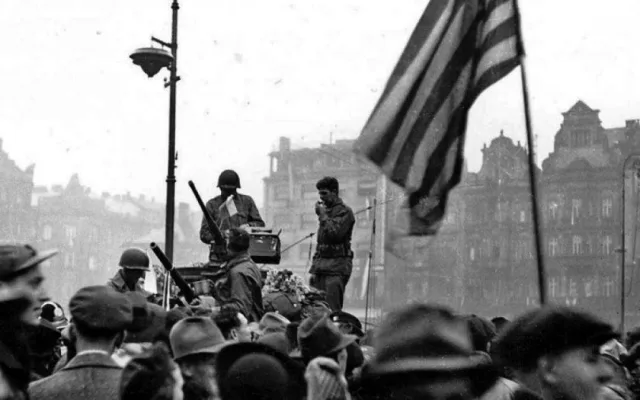 Američané po příjezdu na náměstí Republiky