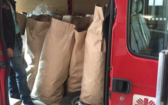 Úředníci z města uklidili své šatníky a naplnili humanitární sklad Diecézní charity Plzeň