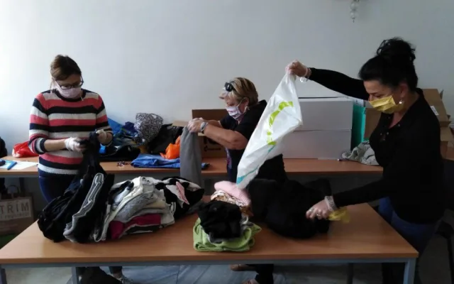 Úředníci z města uklidili své šatníky a naplnili humanitární sklad Diecézní charity Plzeň