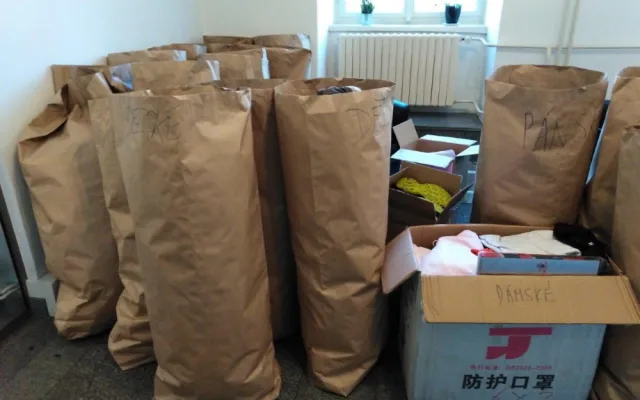 Úředníci z města uklidili své šatníky a naplnili humanitární sklad Diecézní charity Plzeň