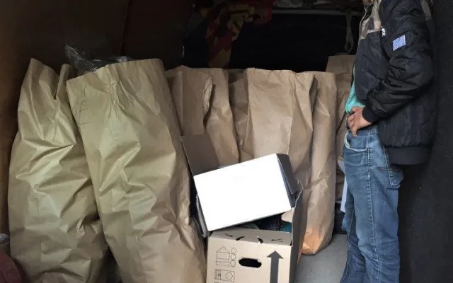 Úředníci z města uklidili své šatníky a naplnili humanitární sklad Diecézní charity Plzeň
