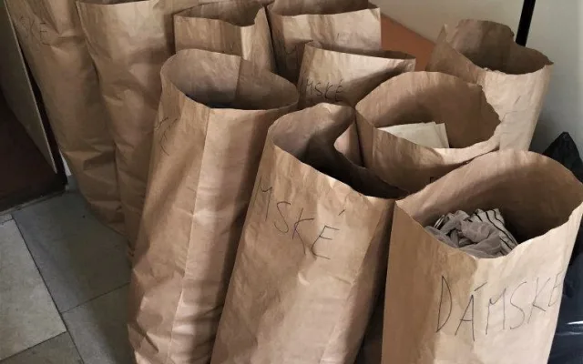 Úředníci z města uklidili své šatníky a naplnili humanitární sklad Diecézní charity Plzeň