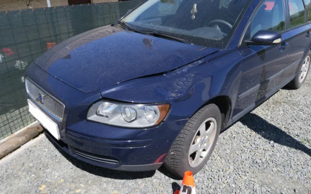 Kola poškodila zaparkovaný automobil