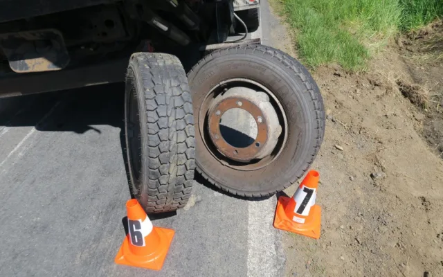 Dvě kola odletěla za jízdy z náklaďáku a poškodila osobní automobil