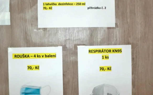 Radnice na Slovanech instalovala automat na roušky, respirátory a dezinfekci, zájem je značný