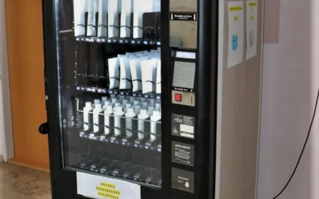 Radnice na Slovanech instalovala automat na roušky, respirátory a dezinfekci, zájem je značný