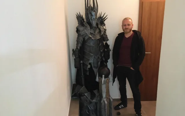 Jiří Baloun vedle kostýmu Saurona
