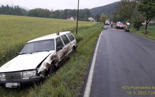 Z místa srážky dvou osobních automobilů utekla posádka jednoho vozu