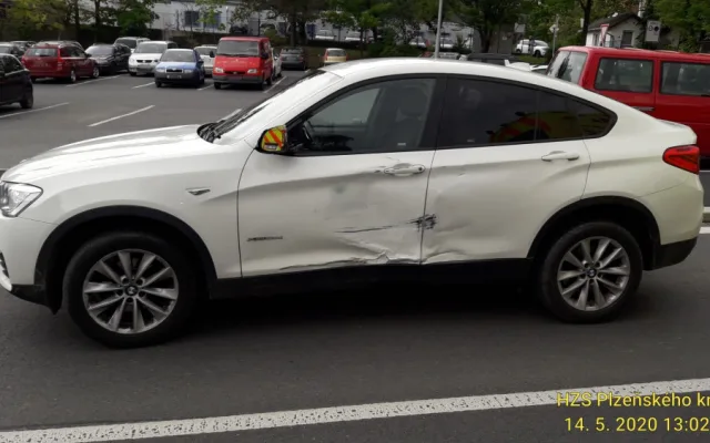 Řidička BMW nedala přednost motokráři, ten to napálil do levého předního boku auta