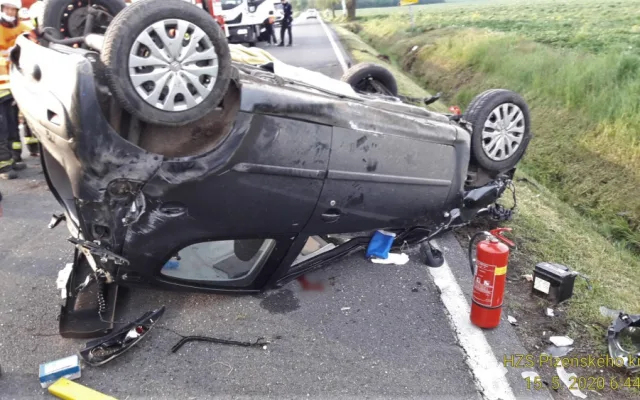 Zraněnou osobu z převráceného automobilu vyprostil hasič, který jel náhodou okolo