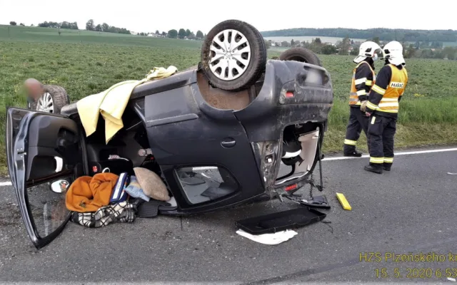 Zraněnou osobu z převráceného automobilu vyprostil hasič, který jel náhodou okolo