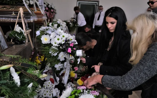 Slzy, pláč a smutek, lidé se loučili se čtyřmi obětmi tragické nehody na přejezdu