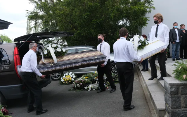 Slzy, pláč a smutek, lidé se loučili se čtyřmi obětmi tragické nehody na přejezdu
