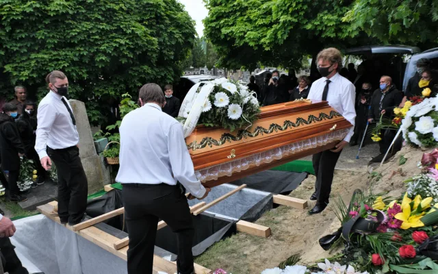 Slzy, pláč a smutek, lidé se loučili se čtyřmi obětmi tragické nehody na přejezdu