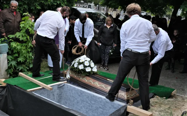 Slzy, pláč a smutek, lidé se loučili se čtyřmi obětmi tragické nehody na přejezdu