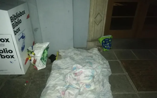 Otec roku! Opilý usnul na ulici. U sebe měl přitom svého šestiletého syna