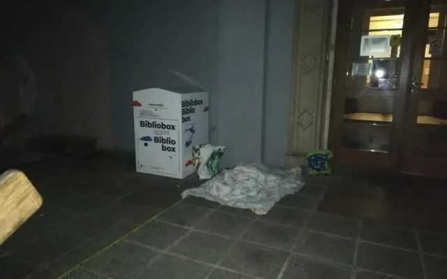 Otec roku! Opilý usnul na ulici. U sebe měl přitom svého šestiletého syna