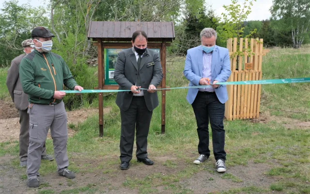 Ministr životního prostředí Richard Brabec slavnostně otevírá novou naučnou stezku