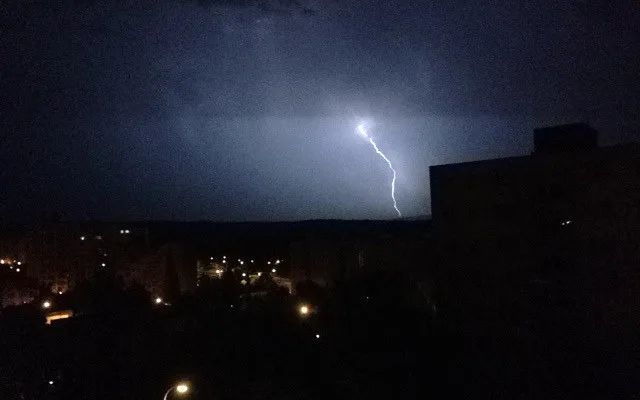 Jižní část Plzeňského kraje mají dnes odpoledne a večer zasáhnout bouřky a přívalové lijáky