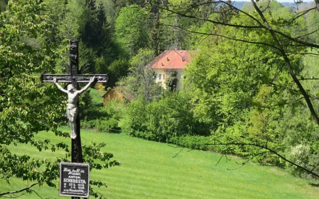 Šumavský kostelík na Mouřenci bude poprvé přenášet na internetu česko-německou mši