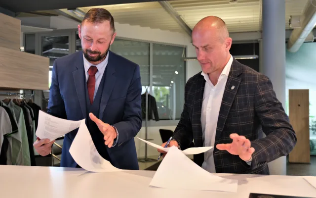 Jan Šmucler a Martin Straka při podpisu partnerské smlouvy