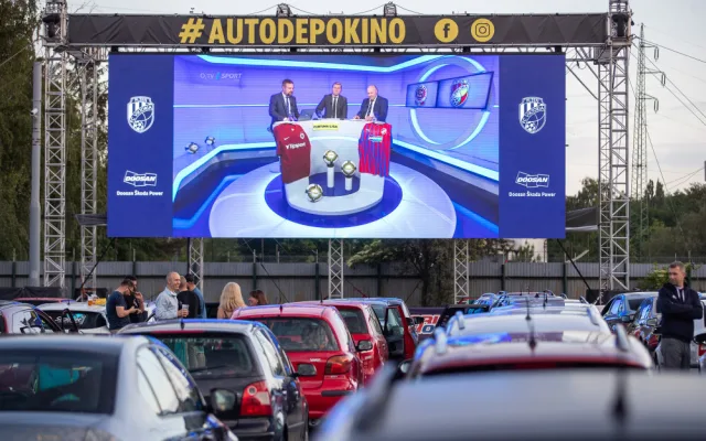 Fanoušky Viktorky nadchlo sledování zápasu v autokině zaplněném do posledního místa
