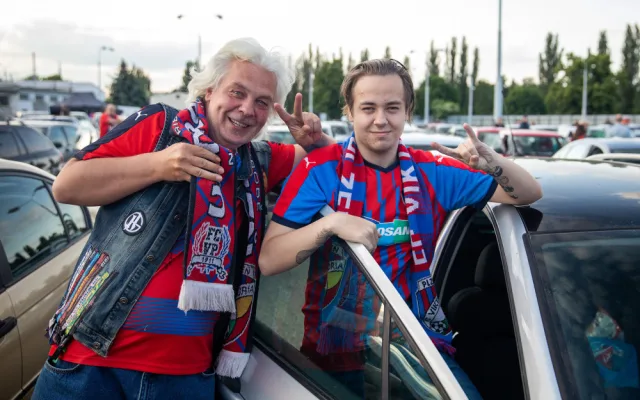 Fanoušky Viktorky nadchlo sledování zápasu v autokině zaplněném do posledního místa