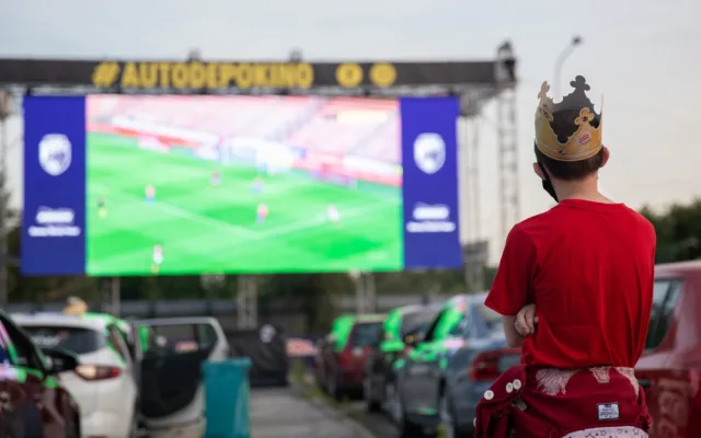 Fanoušky Viktorky nadchlo sledování zápasu v autokině zaplněném do posledního místa