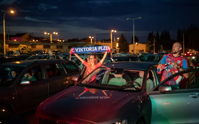 Fanoušky Viktorky nadchlo sledování zápasu v autokině zaplněném do posledního místa