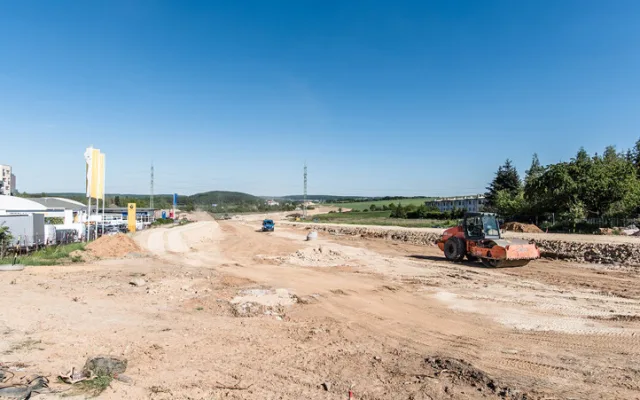 Práce na stavbě 1,4 km dlouhého úseku východního okruhu u Boleváku běží naplno