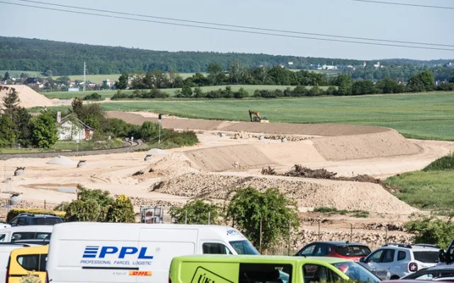 Práce na stavbě 1,4 km dlouhého úseku východního okruhu u Boleváku běží naplno