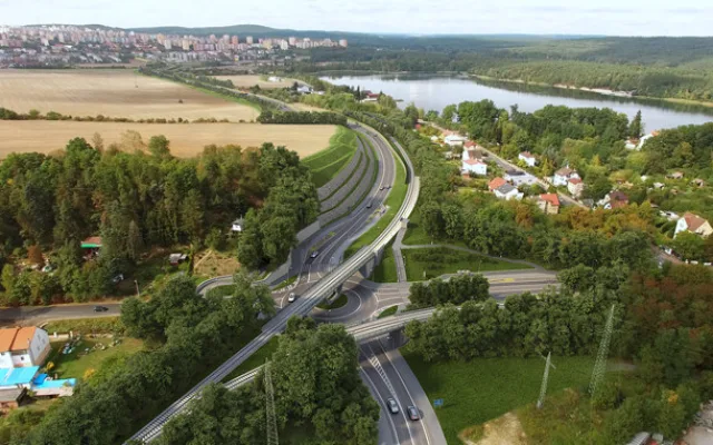 Práce na stavbě 1,4 km dlouhého úseku východního okruhu u Boleváku běží naplno