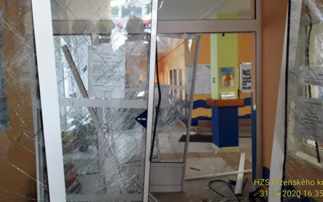 Vůz najel do domu s pečovatelskou službou, zraněná je klientka (93)