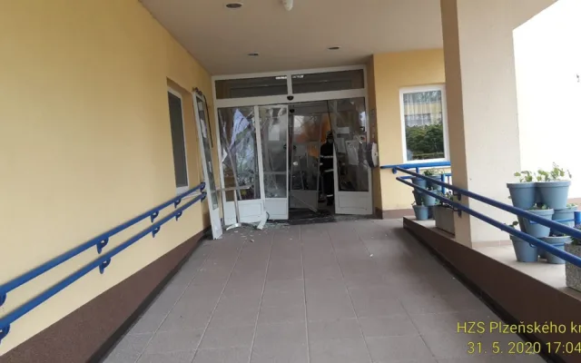 Vůz najel do domu s pečovatelskou službou, zraněná je klientka (93)