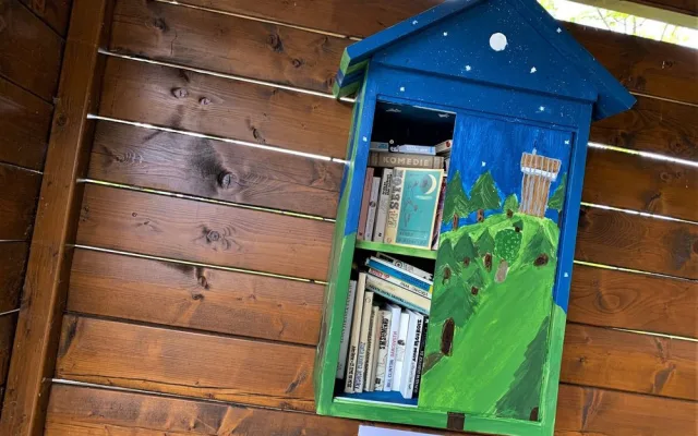 Tato knihobudka se nachází mezi Železnou Rudou a Špičákem