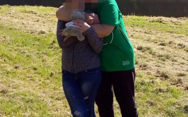 dívku nalezli mezi bezdomovci