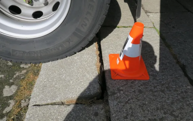 Příliš těžký náklaďák vjel i přes zákaz na domažlické náměstí, poškodil tam obrubníky