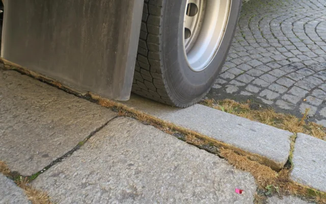 Příliš těžký náklaďák vjel i přes zákaz na domažlické náměstí, poškodil tam obrubníky