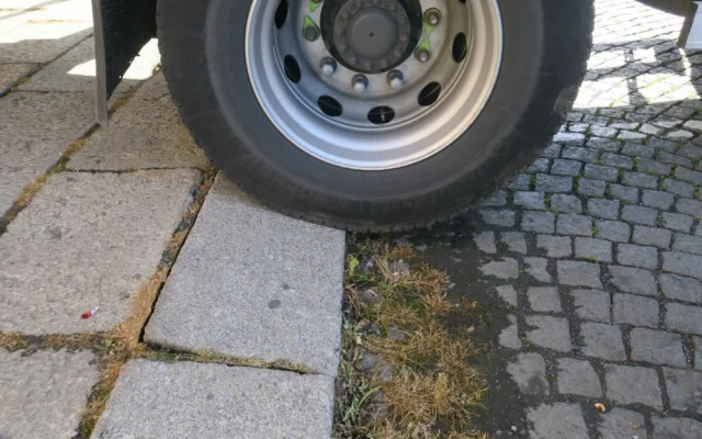 Příliš těžký náklaďák vjel i přes zákaz na domažlické náměstí, poškodil tam obrubníky