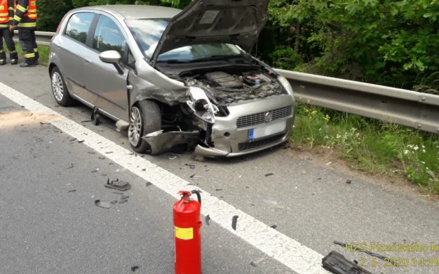 Hlavní tah z Plzně na Budějovice ochromila srážka dvou osobáků, čtyři lidé se zranili