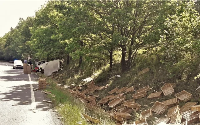 Pečivo se rozlétalo z havarované dodávky široko daleko, řidič vyvázl s lehkým zraněním