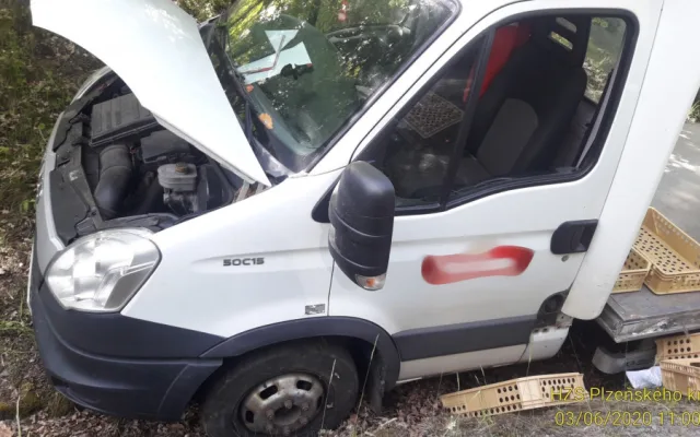 Pečivo se rozlétalo z havarované dodávky široko daleko, řidič vyvázl s lehkým zraněním