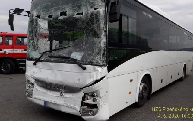 Autobus má zničenou přední část