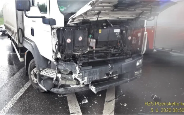 Řidič (81) nákladního automobilu nedal přednost v jízdě a způsobil těžkou nehodu